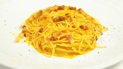 Spaghetti alla carbonara con la cipolla
