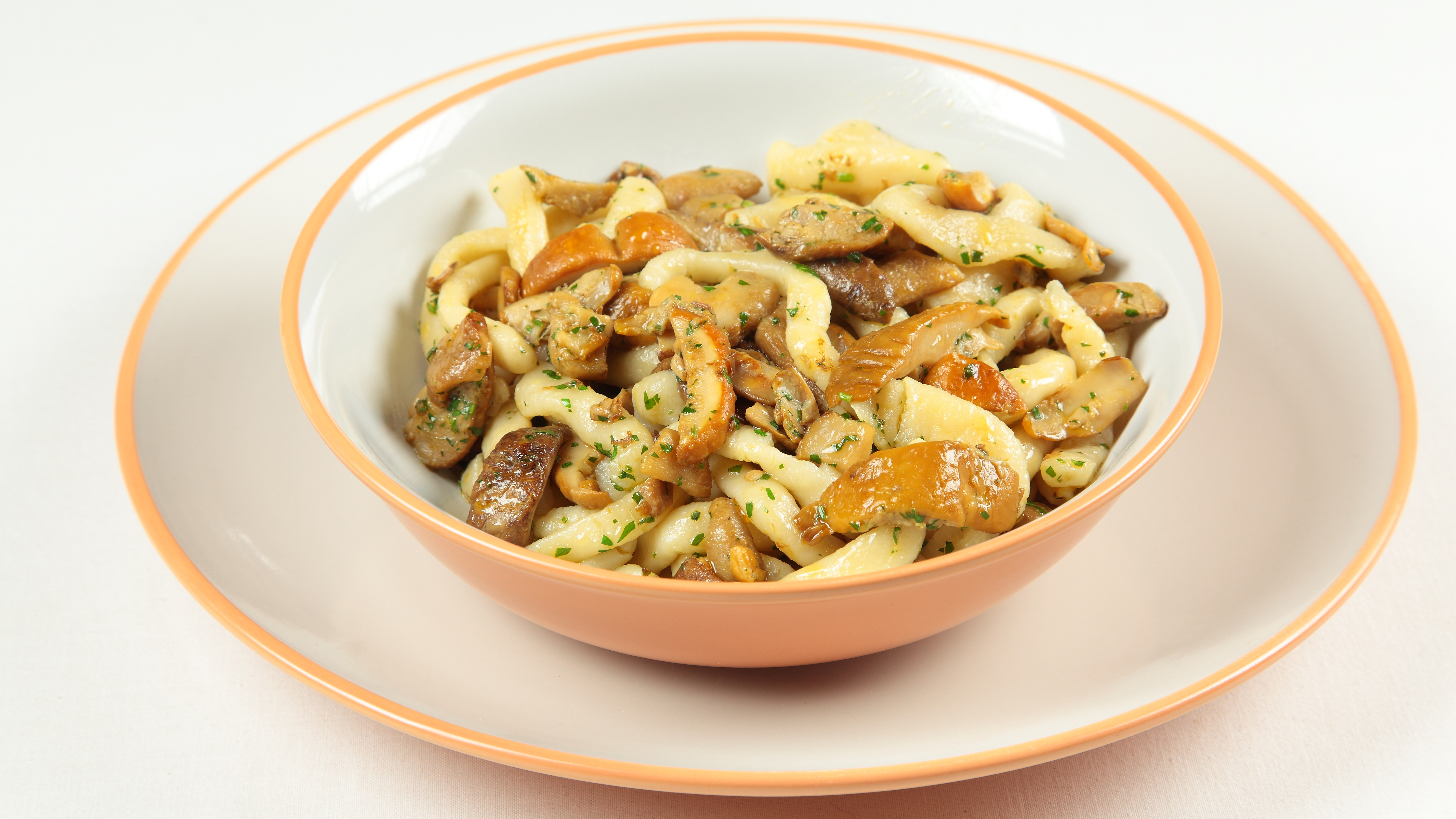 Strozzapreti con sugo di melanzane, porcini e salsiccia Cookaround