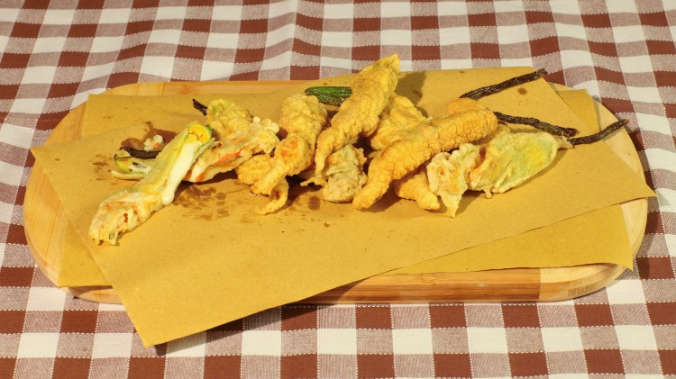 Sciure de checucci fiori farciti e fritti alla molisana