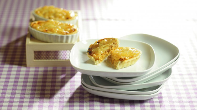 Barchette di pasta brisèe con pollo cipolle e emmenthal