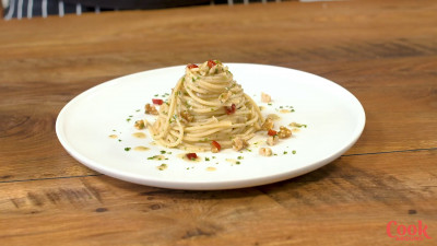 Spaghetti olio aglio alici e noci | Cookaround