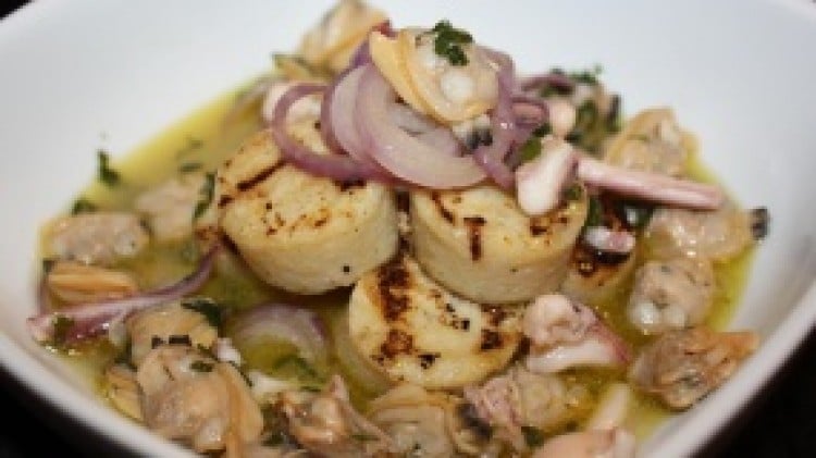 Zuppetta tiepida di vongole calamari e polenta bianca con cipolla di Tropea