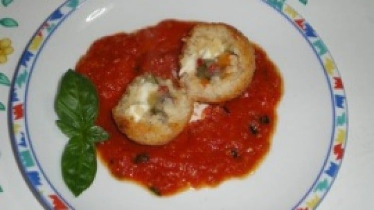 Arancini di cous cous alle verdure su vellutata di pomodorini ciliegino al profumo di basilico
