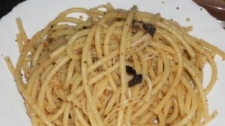 Bucatini con pane e acciughe