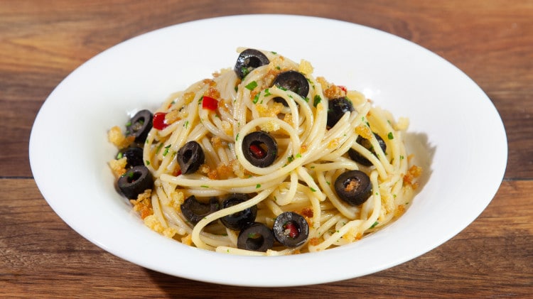 Spaghetti aglio olio olive nere e pangrattato