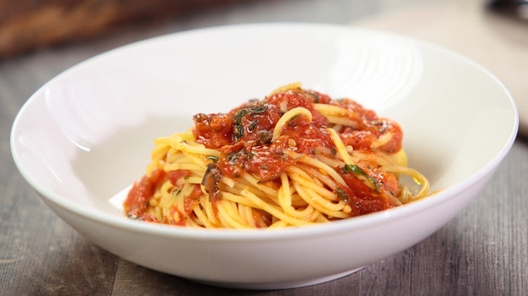 Spaghetti con sugo di pomodoro rustico