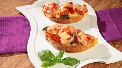 Crostini con emmental pomodori e basilico