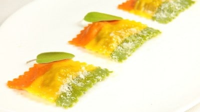 Ravioli con ripieno di mortadella e carciofi