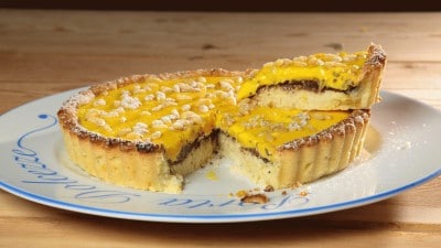 Crostata con crema, pinoli e cioccolato