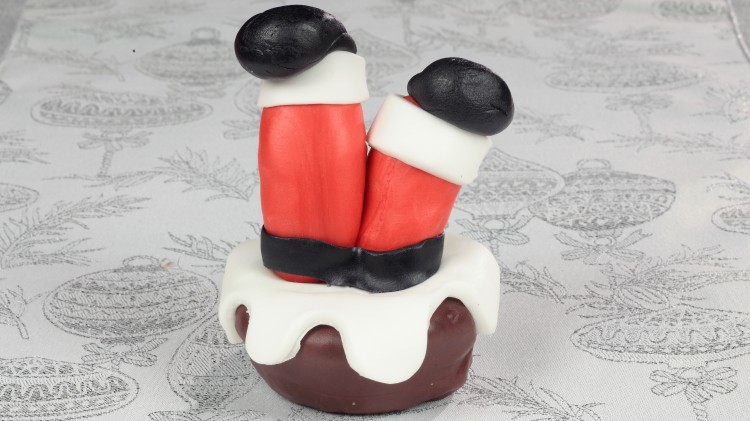 Cupcake con Babbo Natale incastrato nel camino