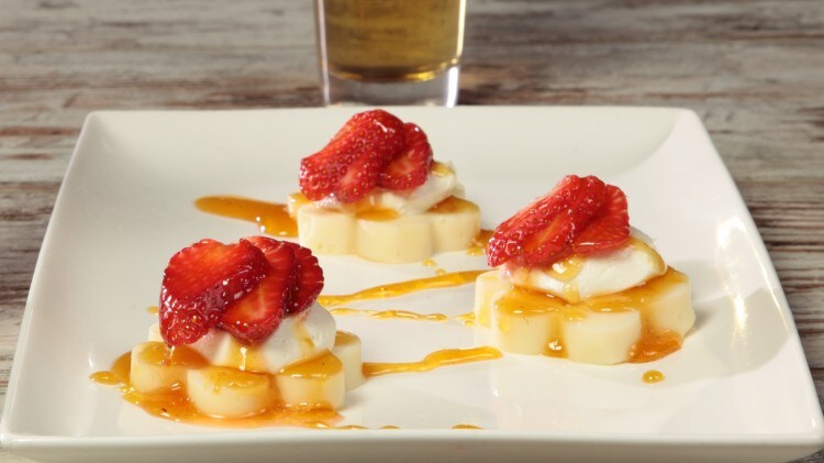 Fiore di caciotta toscana con caprino, fragole e caramello