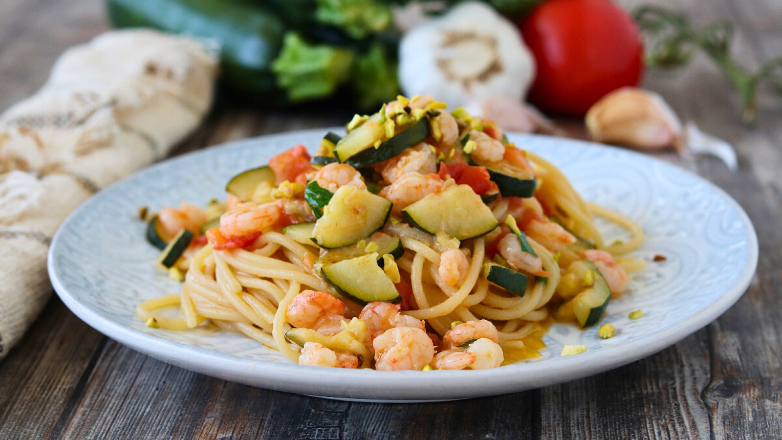 Come preparare gli spaghetti gamberetti, zucchine e pistacchi