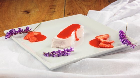 Semifreddo alla fragola con meringhe
