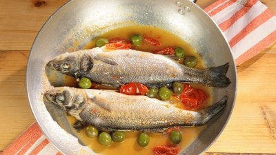 Spigolette con vino bianco e olive