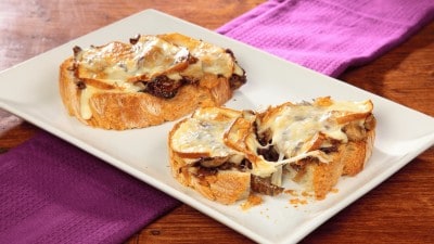 Crostino con scamorza, radicchio e acciuga