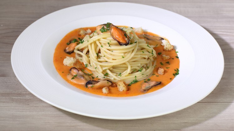 Spaghetti con cozze e salsa di pane