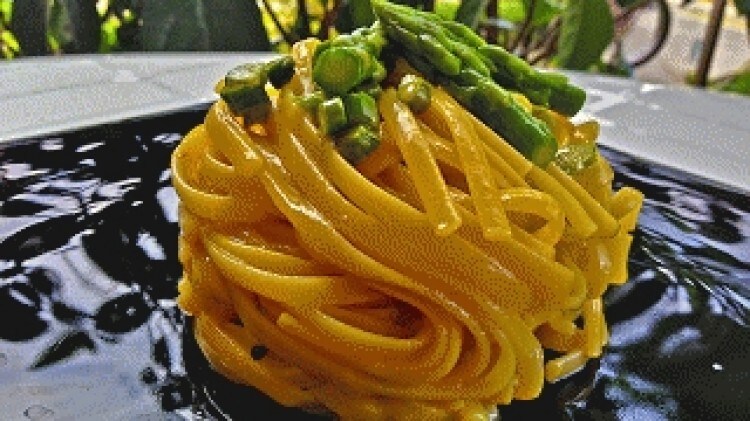 Linguine con asparagi e cipollotto fresco profumata al pepe monk