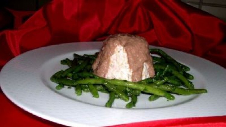 Paté di salmone con fagiolini al basilico e salsa al cacao
