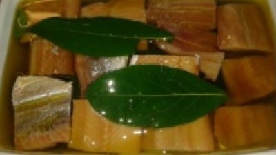 Antipasto di aringa affumicata sott'olio con alloro ed aglio