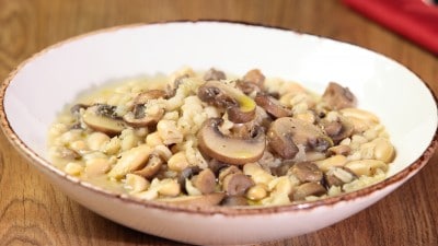 Zuppa d'orzo con funghi e fagioli