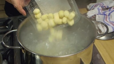 Ricetta Gnocchi con gamberi e asparagi | Cookaround