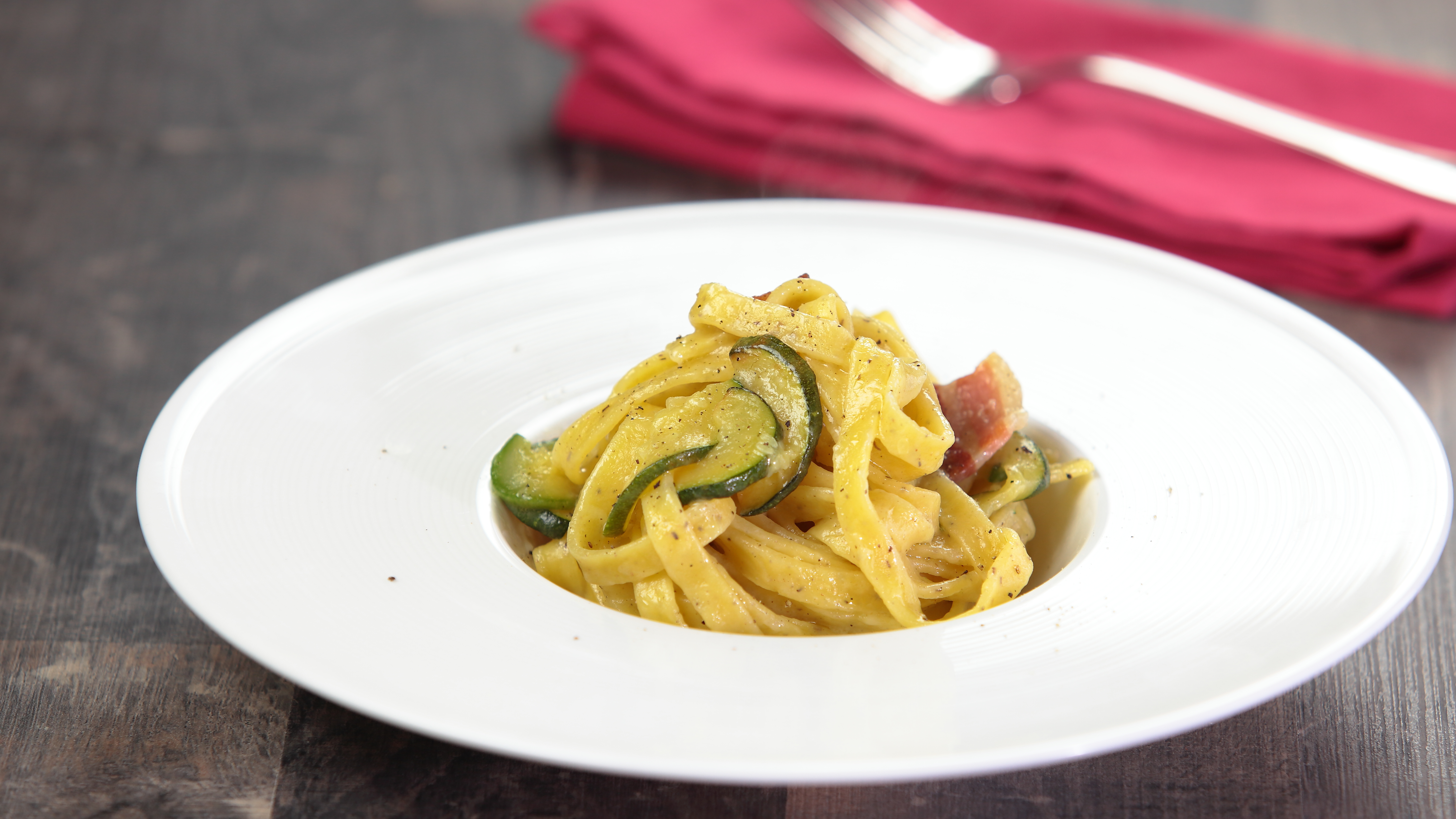 Pasta zucchine e pancetta: primo piatto veloce e saporito | Cookaround