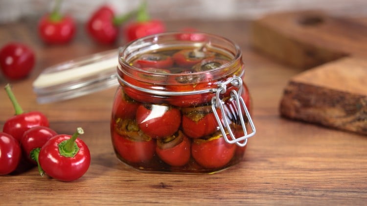 Peperoncini ripieni di tonno, olive e acciughe