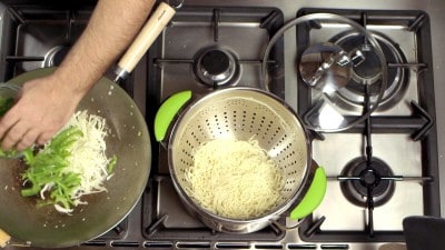 Noodles con pollo e salsa d'ostriche