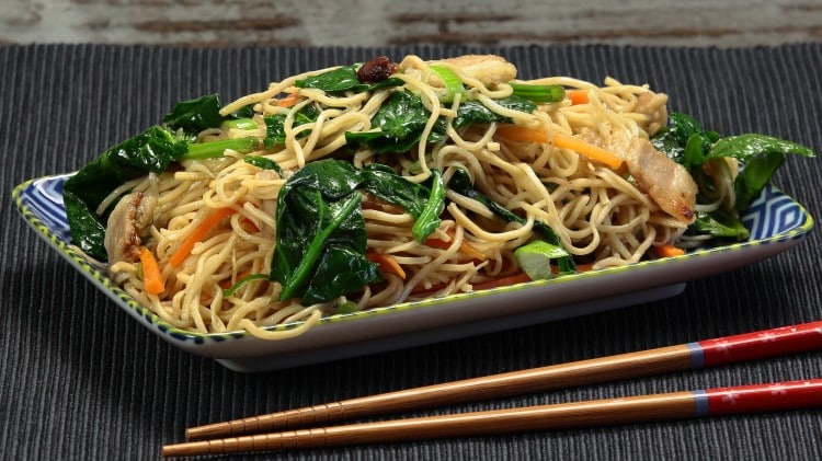 Noodles saltati di Shangai con spinaci e maiale