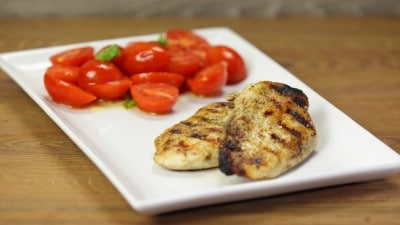 Petto di pollo grigliato nelle foglie di banano
