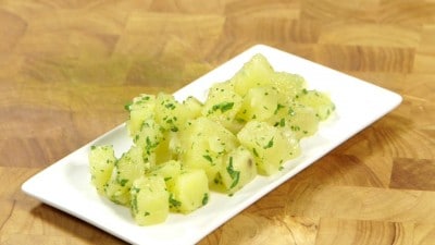 Preparare patate in pentole per la cottura. Patate lese, carne, cipolle,  carote, prezzemolo in pentola di ceramica. Cucina rurale Foto stock - Alamy