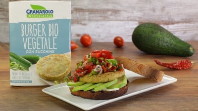 Burger di zucchine con maionese vegana, pico de gallo e avocado