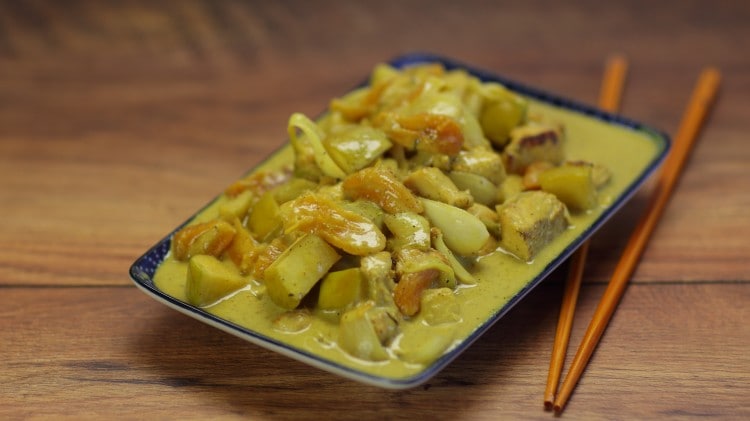 Pollo al curry con albicocche e mele verdi