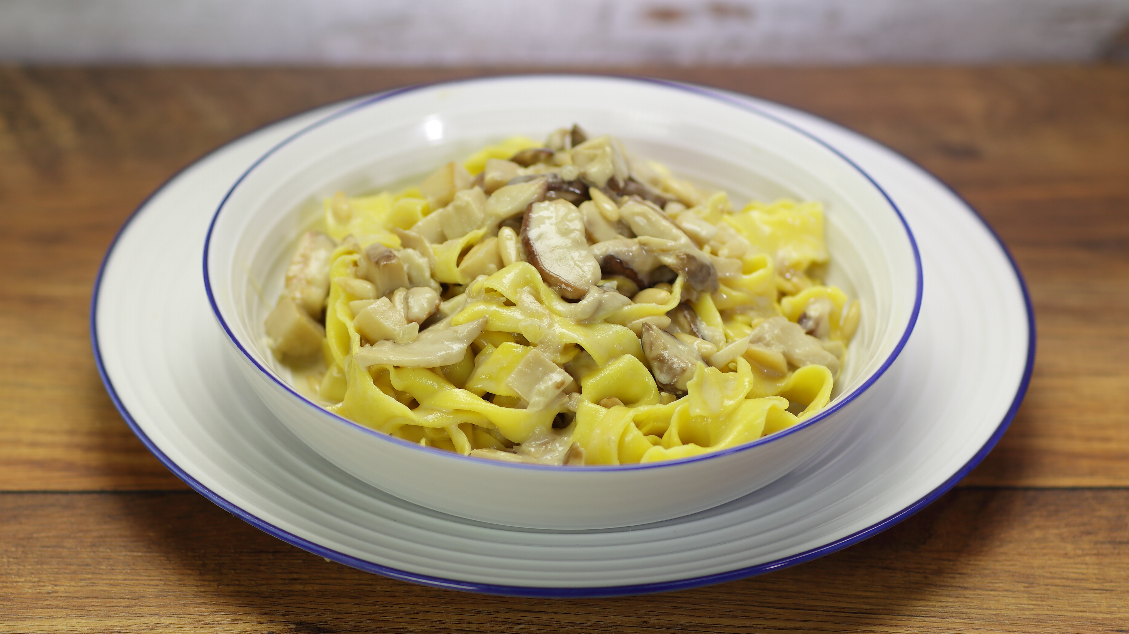 Tagliatelle con funghi al sugo di pomodoro Cookaround