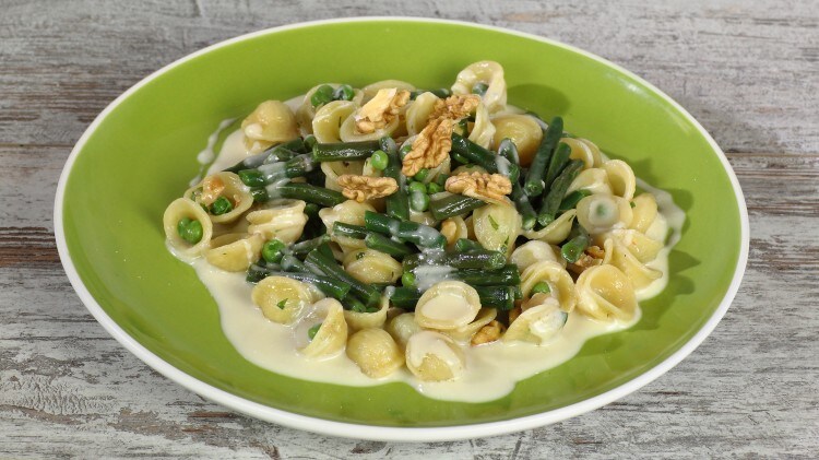 Orecchiette con gorgonzola, pisellini fagiolini e noci