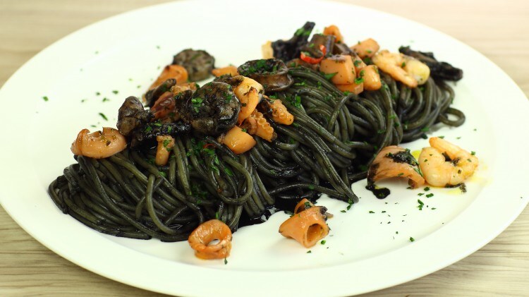 Spaghetti misto mare in nero