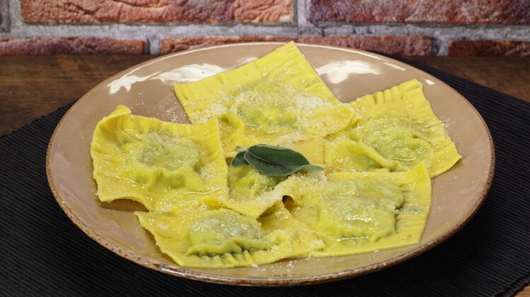 Tortelli con ricotta e erba di campo