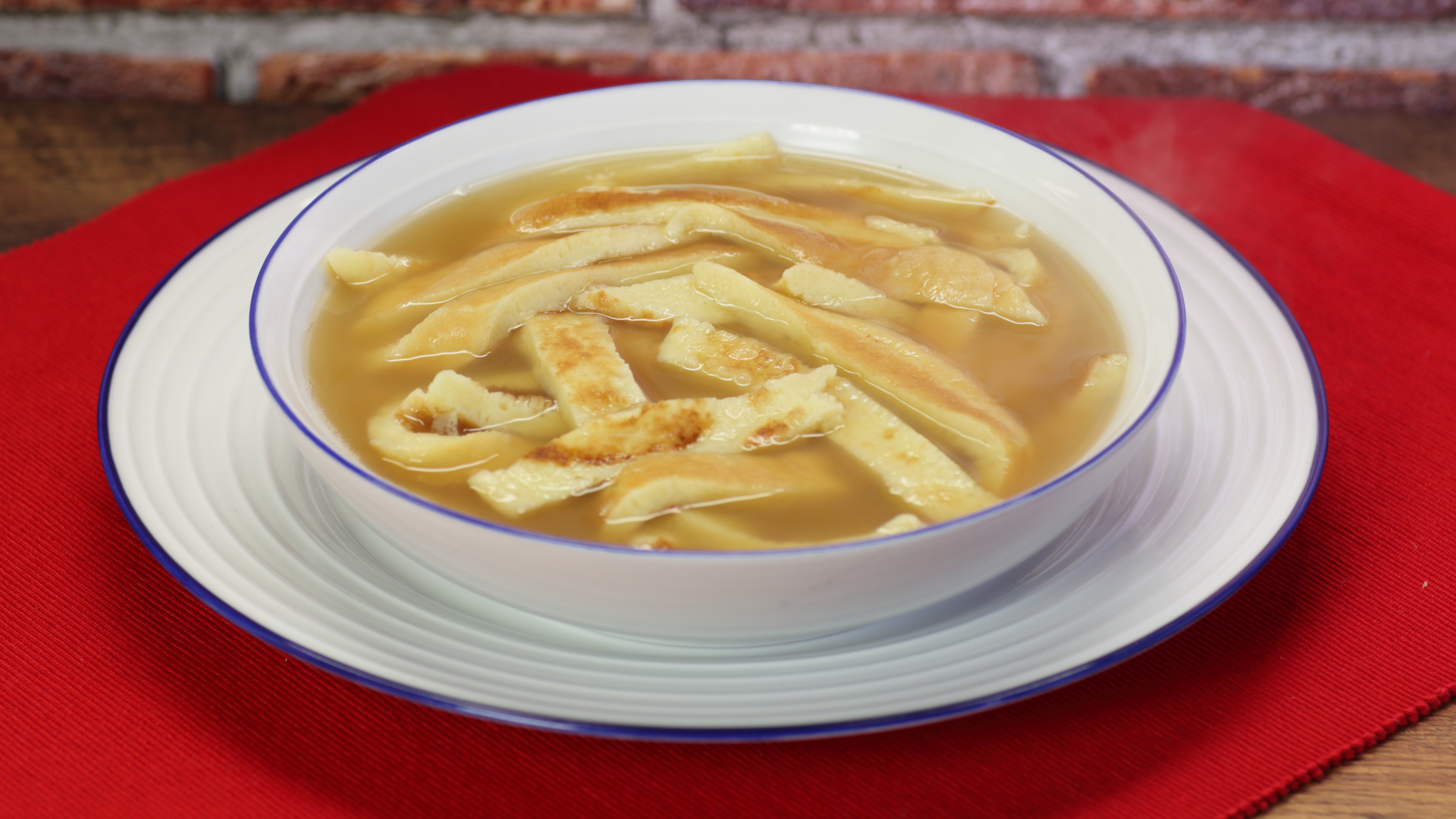 Scrippelle 'mbusse: piatto tipico teramano in brodo di carne | Cookaround