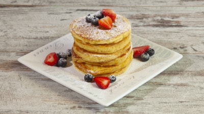 Pancakes con frutta fresca e sciroppo
