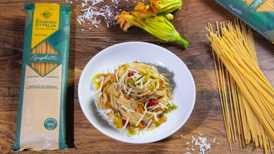 Spaghetti acciughe ricotta salata e fiori di zucca
