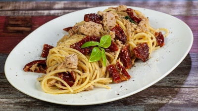 Spaghetti tonno e pomodori secchi