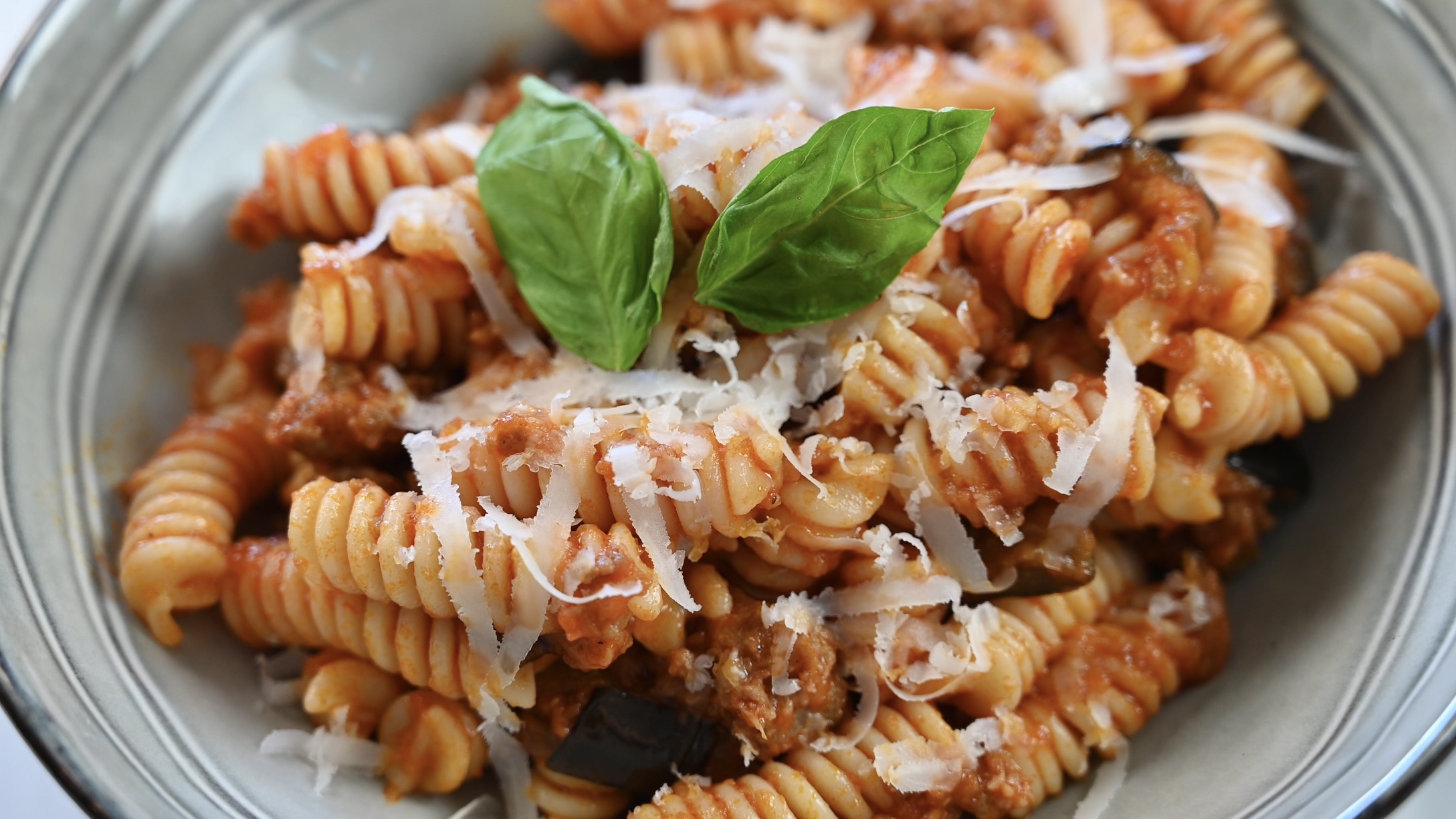 pasta con salsiccia e melanzane