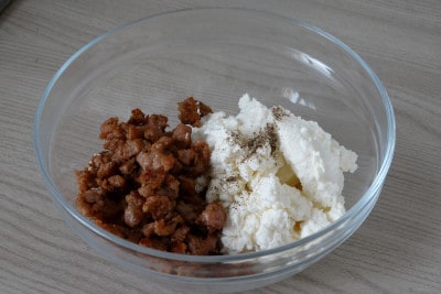 Fiori di zucca ripieni di ricotta e salsiccia