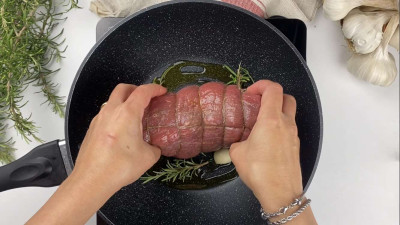 Roast beef di manzo morbido e succoso: ricetta facile | Cookaround