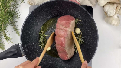 Roast beef di manzo morbido e succoso: ricetta facile | Cookaround