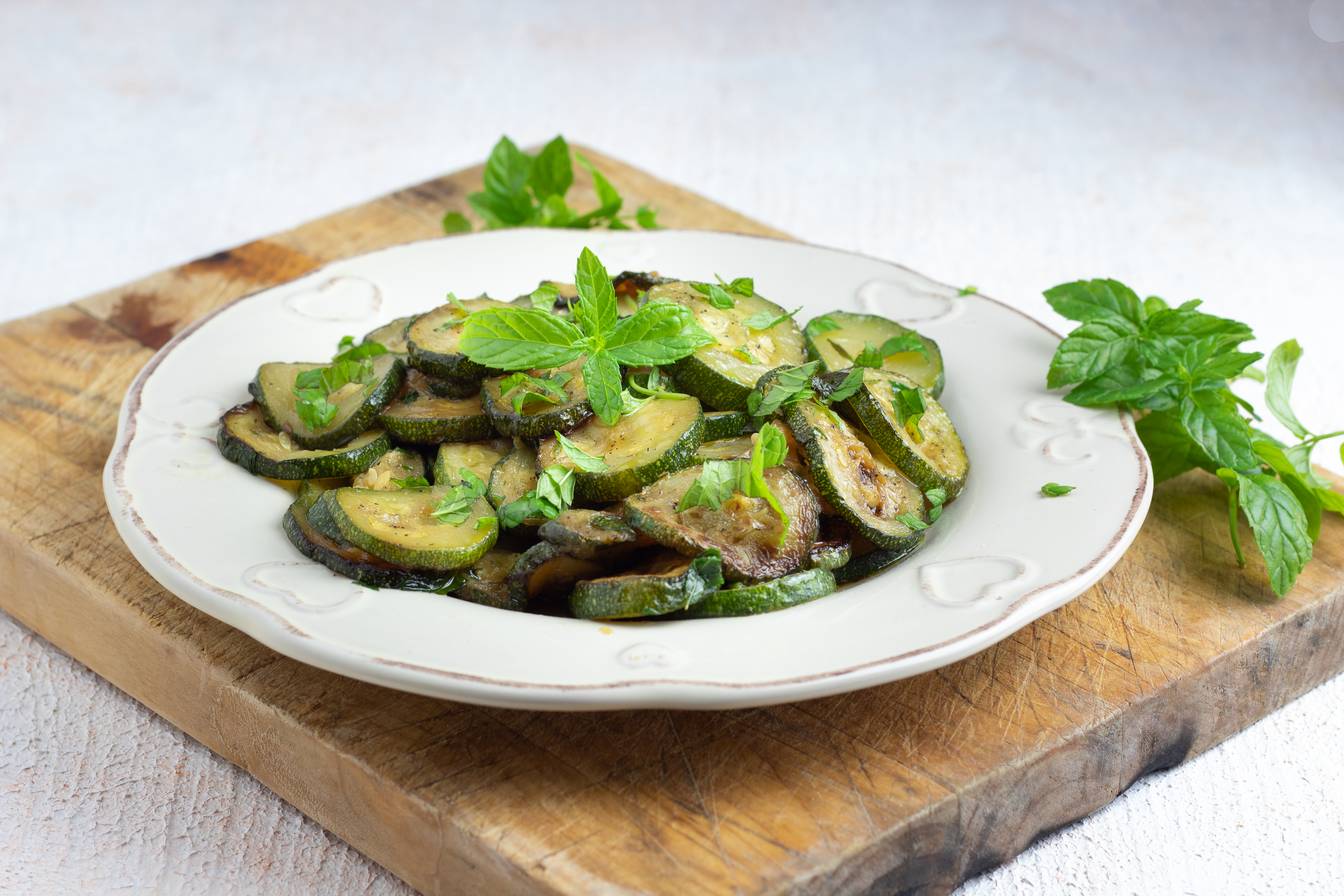 zucchine in padella ricetta leggerissima | Cookaround
