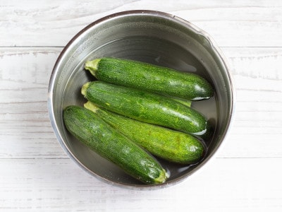 Zucchine Fresche O Zucchine Con Fiori Su Una Tavola Di Legno