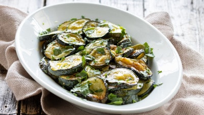 Zucchine lesse: la ricetta del contorno leggero e gustoso