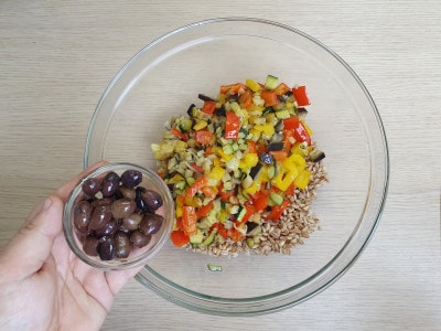 Insalata di farro con mozzarella e verdure