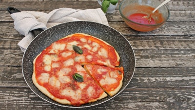 Pizza in padella senza lievitazione